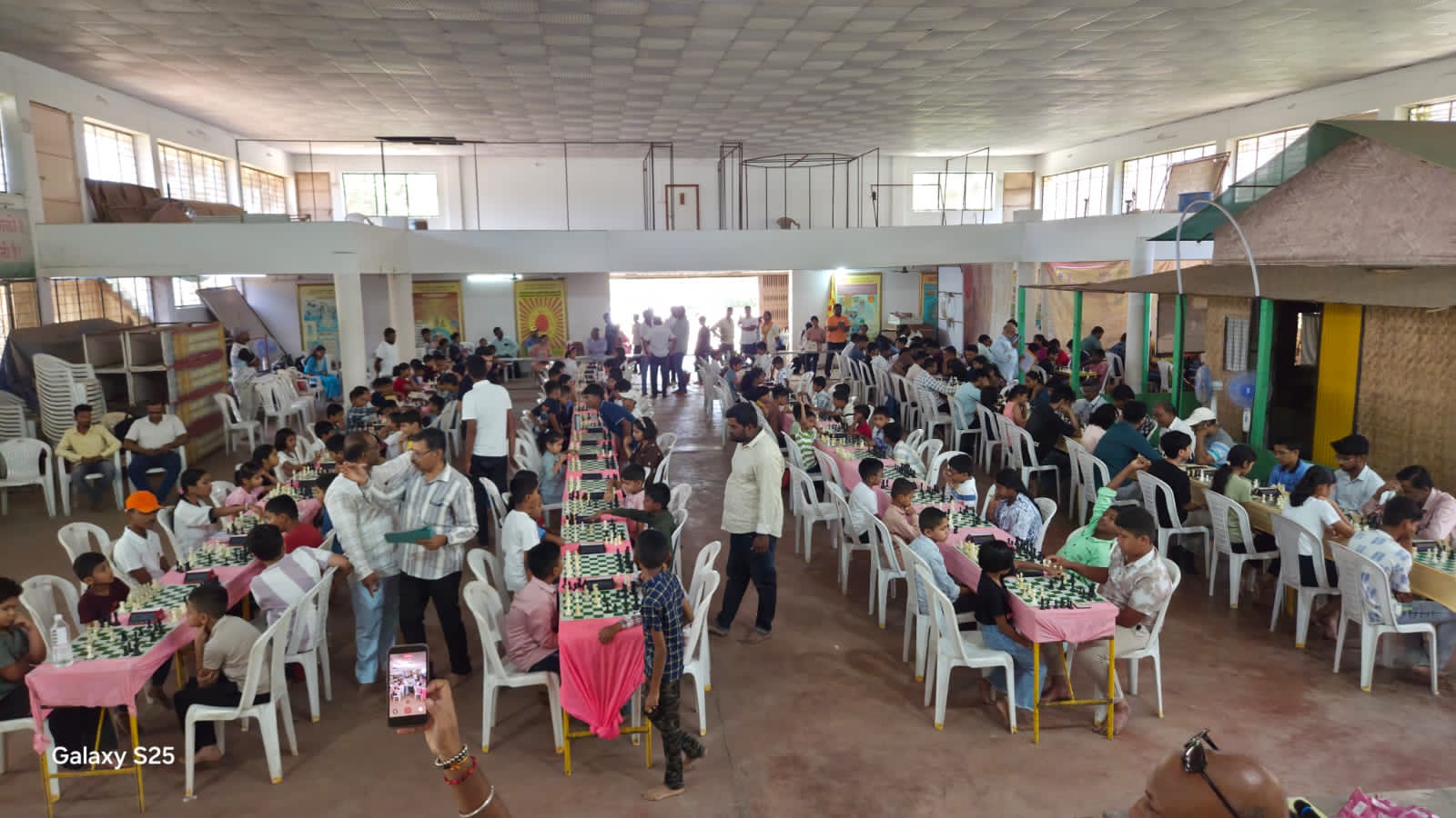आमदार डॉक्टर राजेंद्र पाटील यड्रावकर यांच्या वाढदिवसानिमित्त आयोजित केलेल्या बुद्धिबळ स्पर्धेत रवींद्र निकम व अभय भोसले अजिंक्य; दिव्या पाटील व हित बलदवा उपविजेते तर विक्रमादित्य चव्हाण व अर्णव पोर्लेकर तृतीय स्थानी